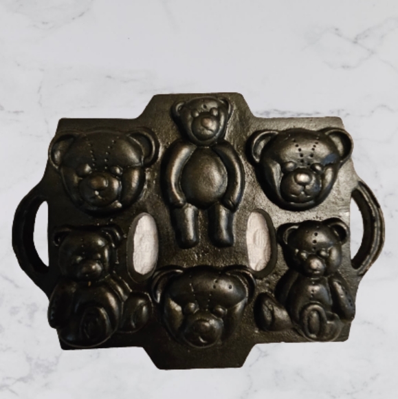 *Vintage Cast Iron Teddy Bear Baking Pan - Picture 2 of 2